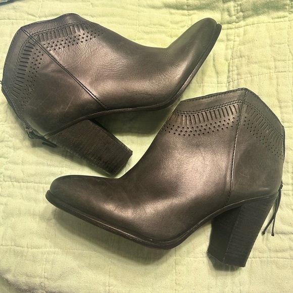 Vince Camuto Fetter Leather Black zip Laser Cut Ankle Heeled Boots 8.5 - Picture 1 of 6